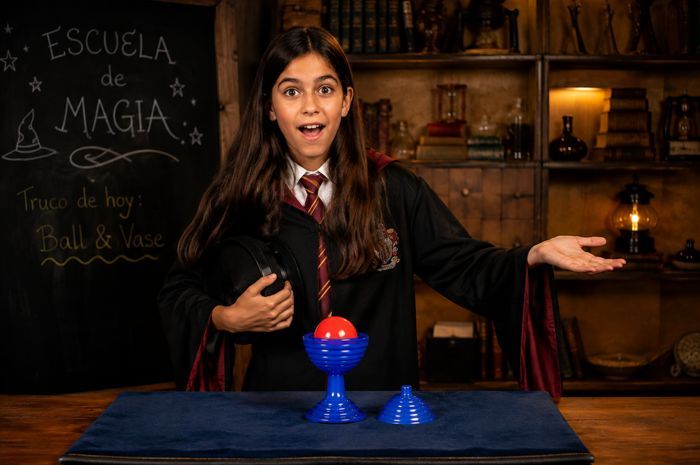 Art Màgica Acadèmia Alumna fent el truc del got i la bola