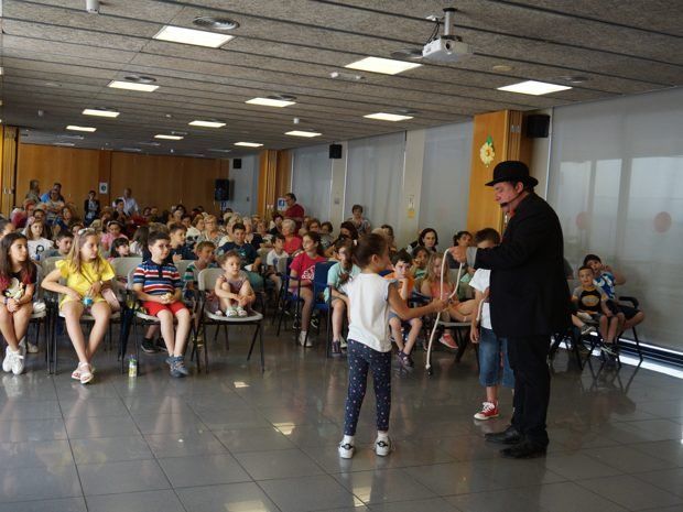 Art Màgica Acadèmia Una voluntaria en el escenario.